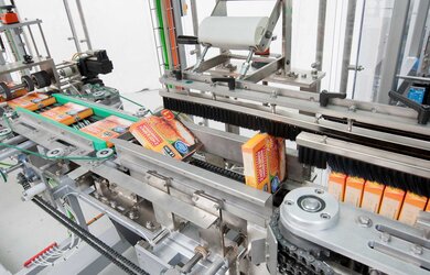 Product infeed spoon chain