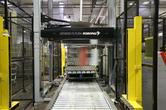 Stretch-wrapping and banding